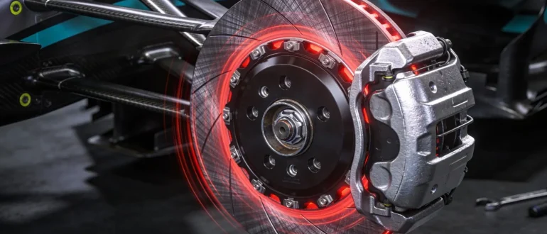 Тормоза болида F1: карбоновые диски, температуры и секреты эффективности